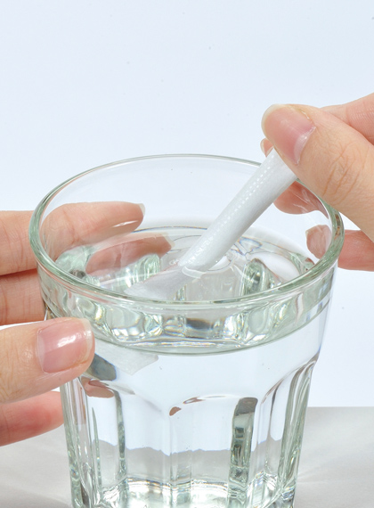 水素発生剤をコップの水に浸す